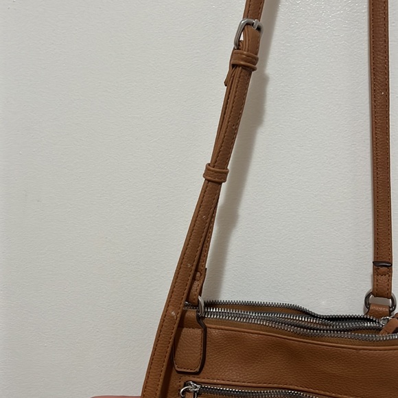 Crossbody. Adjustable strap. Carried about 3 times. No tears/stains/holes. - Picture 5 of 8